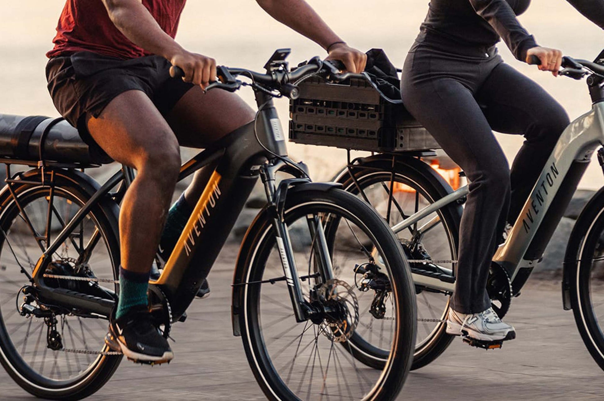 Aventon Level.3 Lifestyle Matte Black Couple Riding