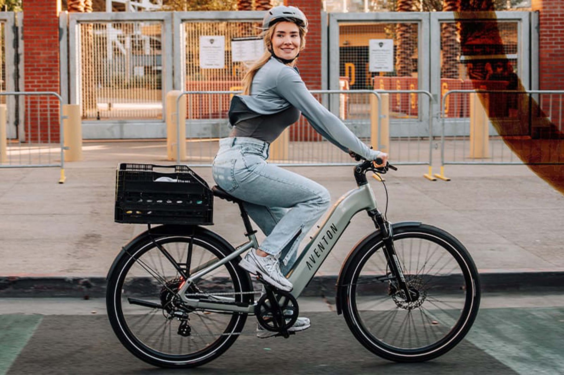 Aventon Level.3 Lifestyle Glacier Mint Riding