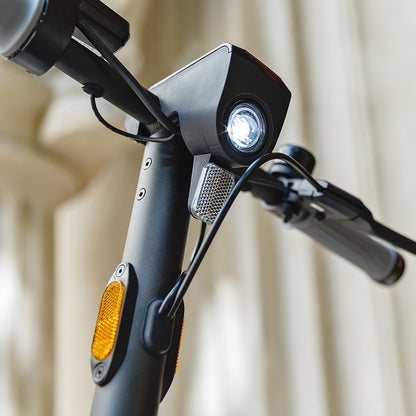 niu kqi100 pro electric scooter feature front light and reflectors