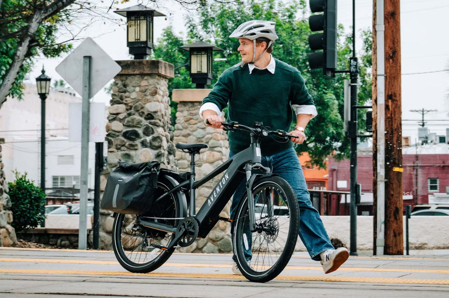 aventon level 4 rec so  lifestyle pedestrian